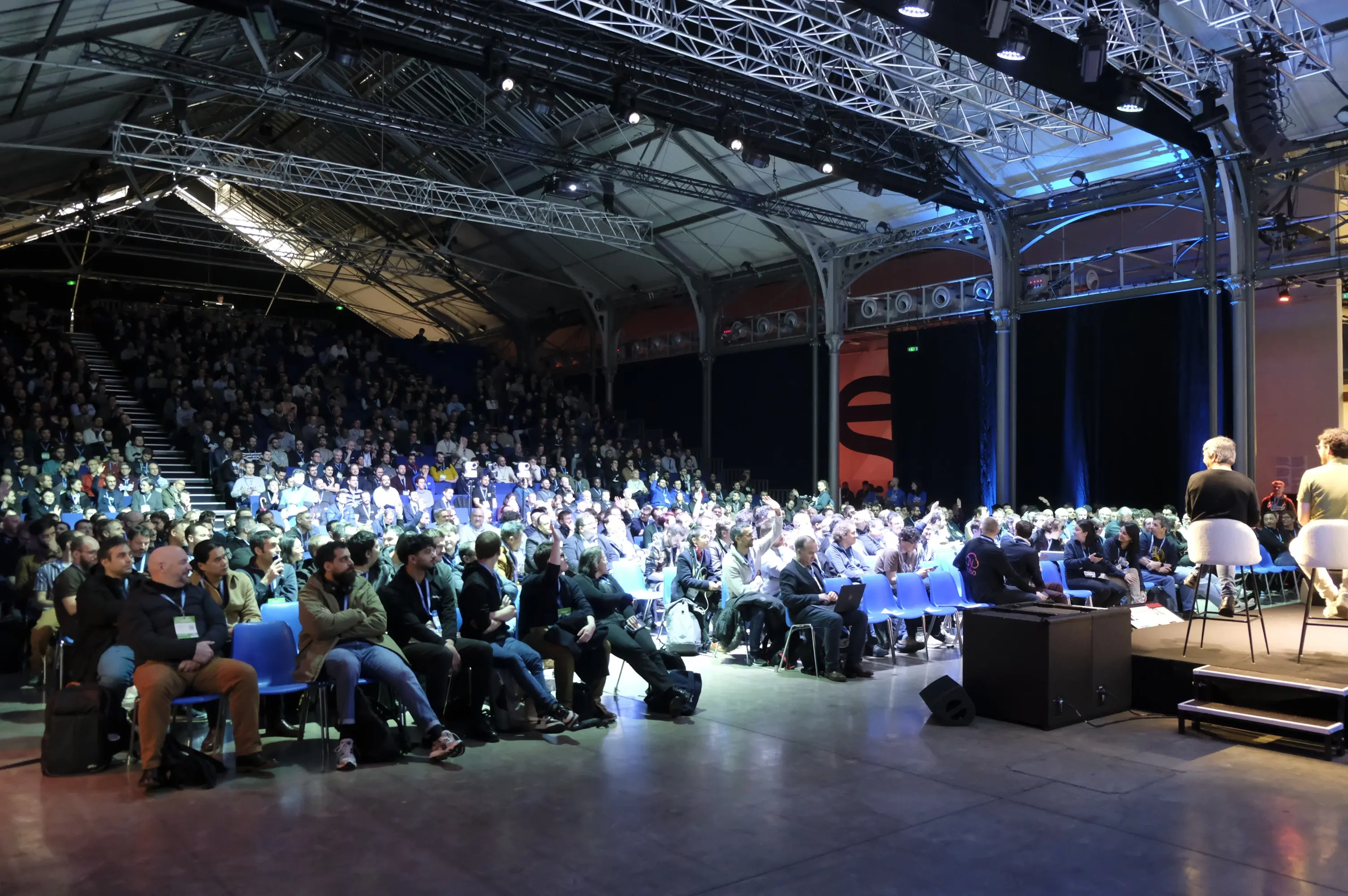 Publique assis assistant à la keynote