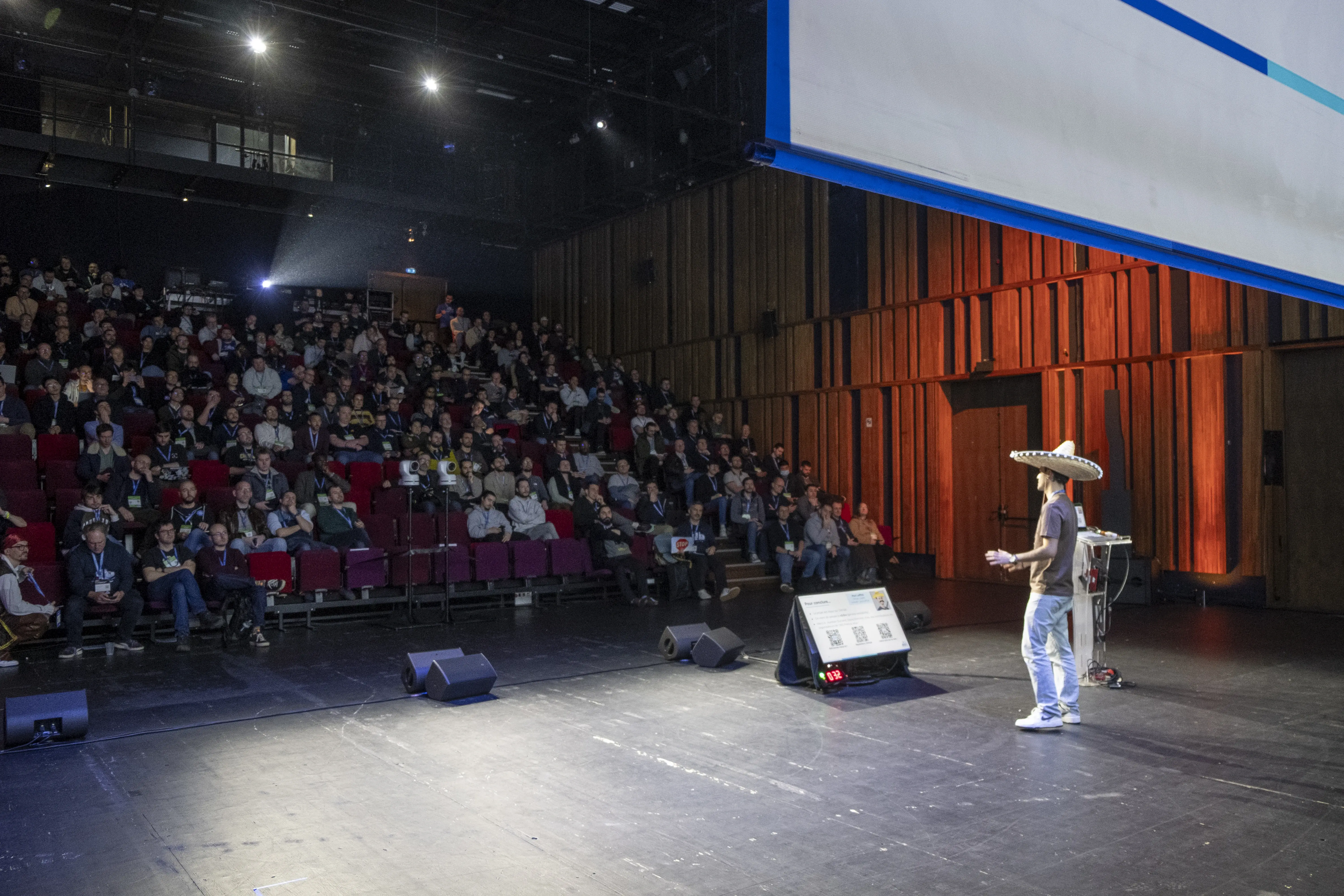 Photo large prise derrière le speak Kuik pour mettre en avant la salle et le publique