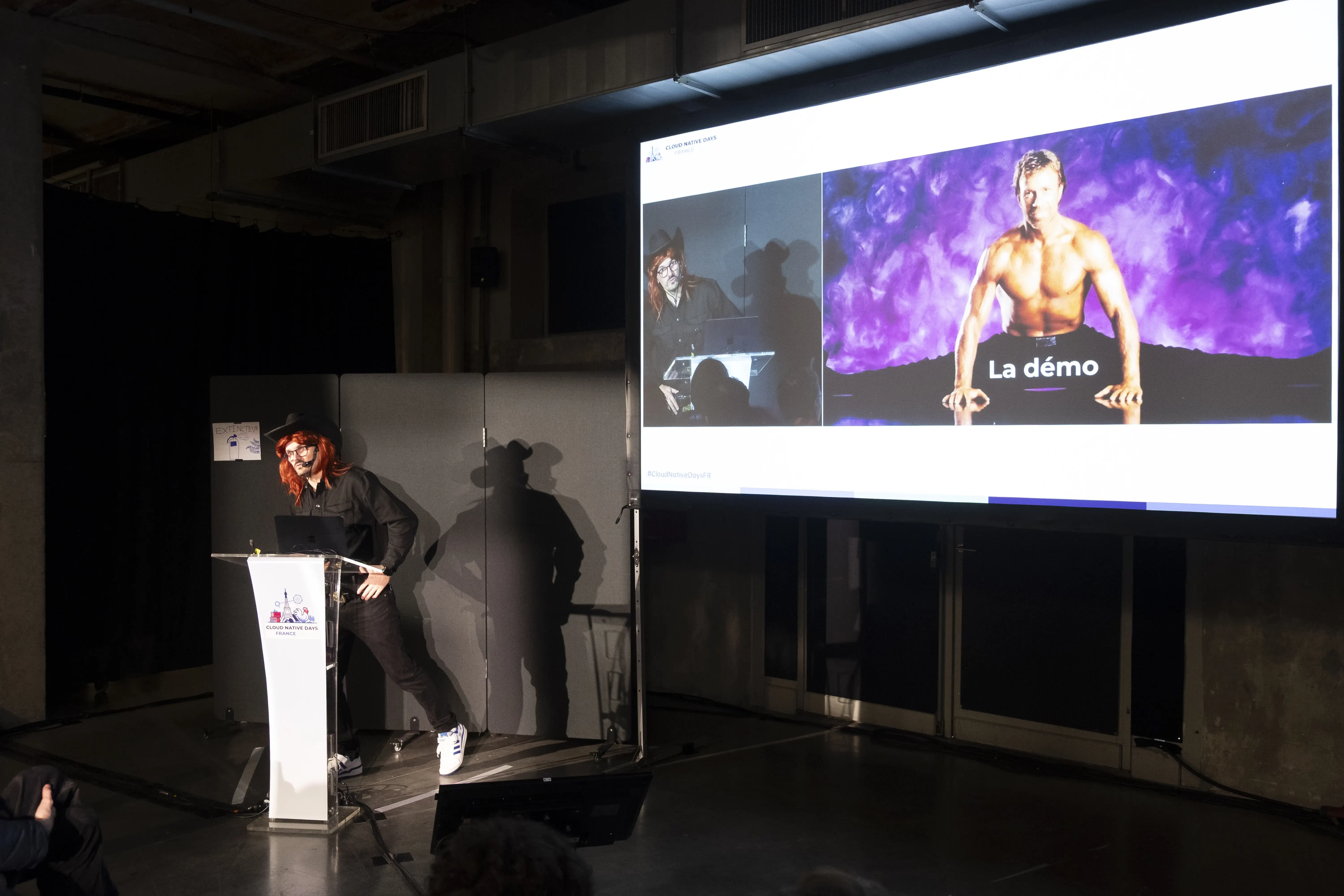 Chuck Norris et son power point en plein talk