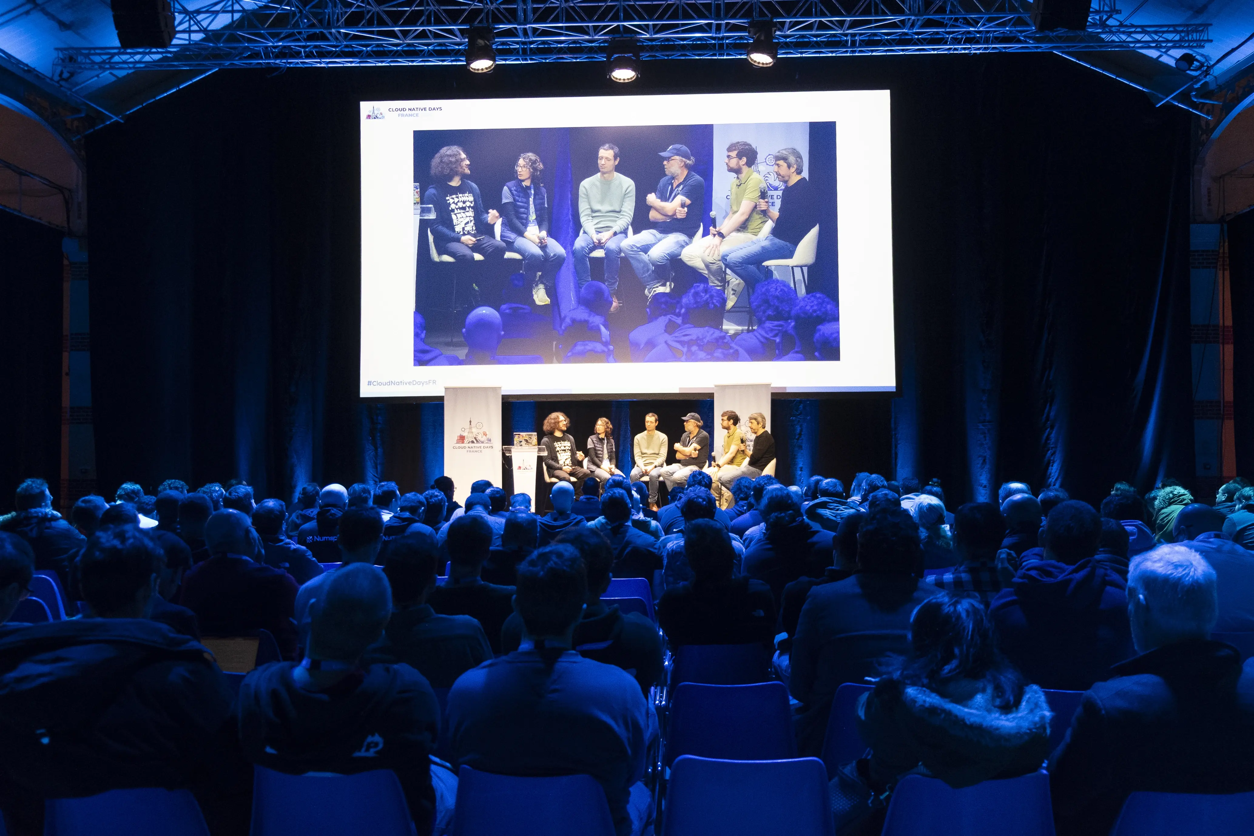 Scène de la keynote lors d'échanges entre 6 intervenant(e)s