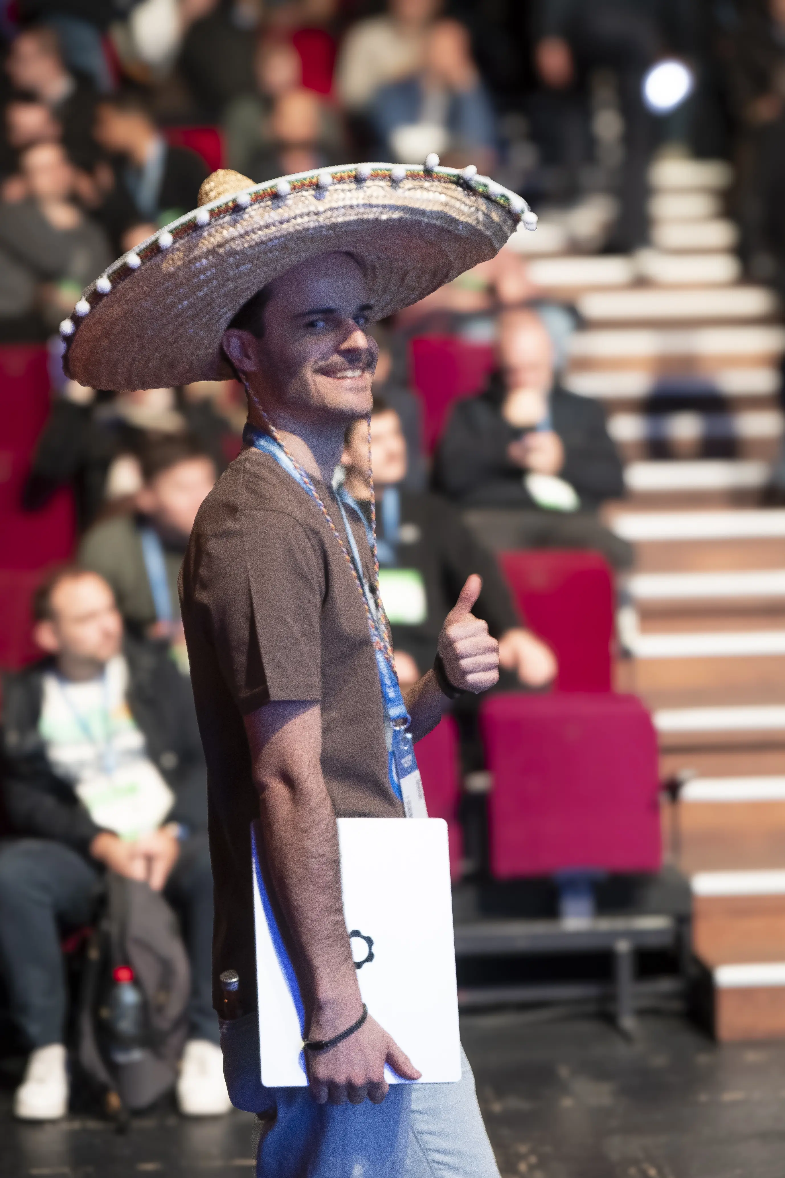 Une photo du speaker Kuik avec un pouce vers le haut