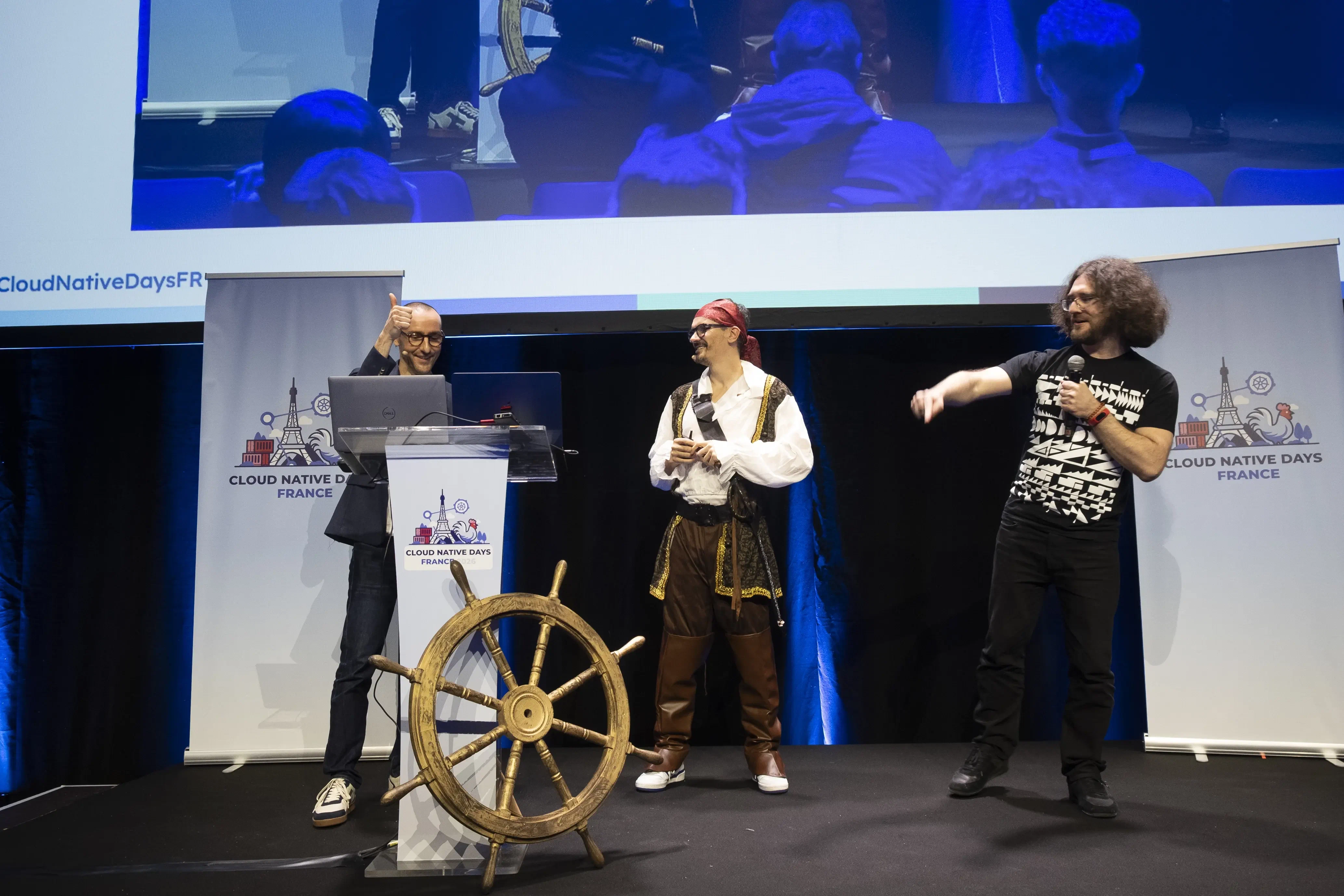 Trois speakers sur la scène de la salle keynote