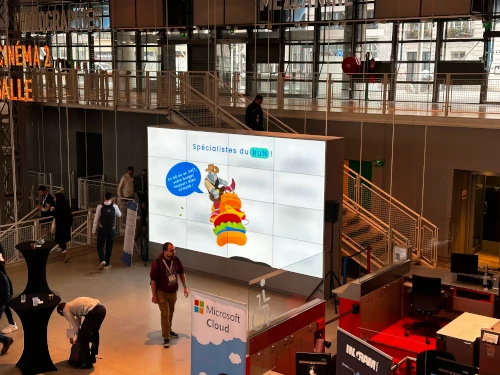 Photo de l’écran géant du Centre Pompidou avec notre vidéo Cloud Native Burger