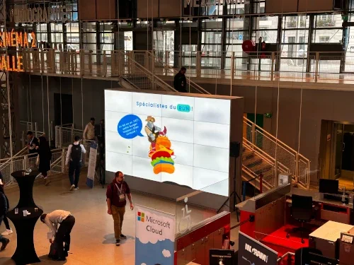 Photo de l&rsquo;écran géant du Centre Pompidou avec notre vidéo Cloud Native Burger