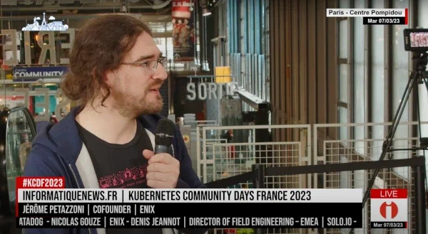 Photo de Jérôme en train de se faire interviewer par des journalistes sur le plateau TV de ITforbusiness / Informatique News