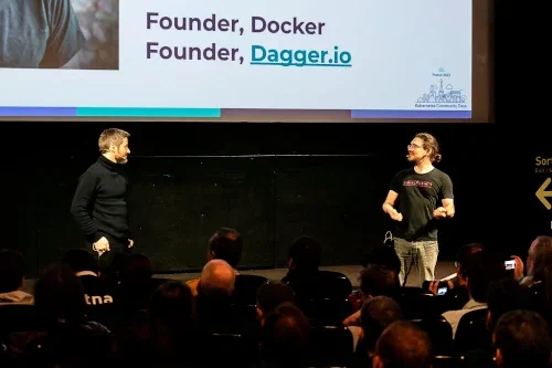 Photo de Jérôme Petazzoni et Solomon Hykes dans la grande salle du centre Pompidou pour la keynote d&rsquo;ouverture 2023