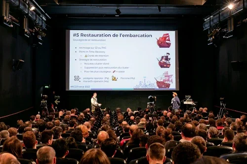 Photo de David et Alexandre déguisés en pirates dans la grande salle du centre Pompidou pour leur talk sur les opérateurs de BDD pour K8s