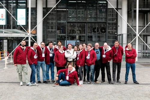 Photo de la team KCD France 2023 devant le Centre Pompidou
