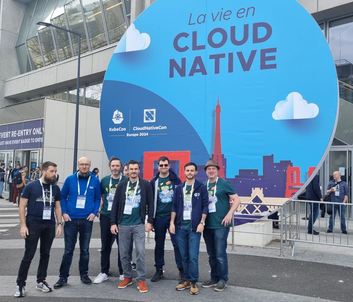 Photo de l&rsquo;équipe Enix devant la KubeCon