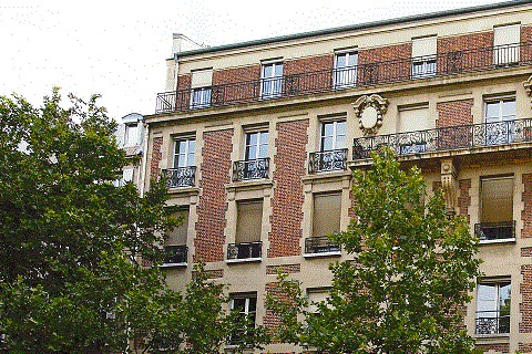 Photo d'un immeuble en briques rouges à Telehouse 2