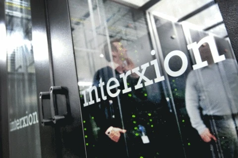 Photo d'une porte vitrée d'une salle du datacenter Interxion PAR2 avec le mot Interxion